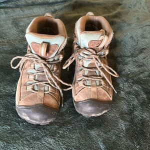 VGUC keen hiking boots